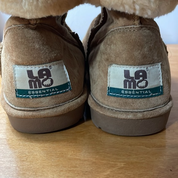 Women's LAMO ESSENTIALS fur lined boots with velcro closure. Size 8. New - Picture 3 of 8